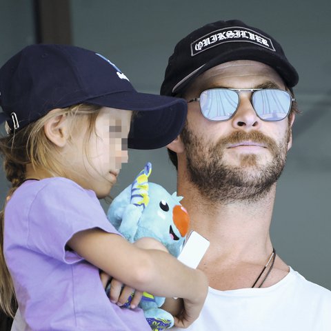 Chris Hemsworth, con su hija mayor en brazos.