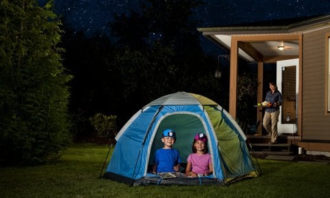 Camping en el jardín con niños para ver las estrellas.