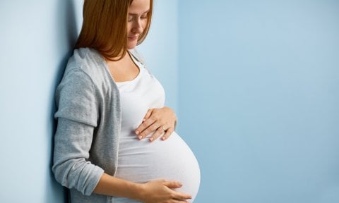 Mujer embarazada acariciando tripa