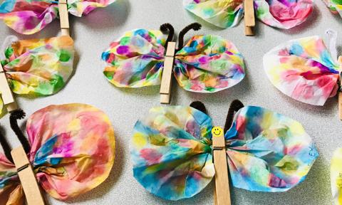 Mariposas de colores con materiales reciclados. Manualidades.