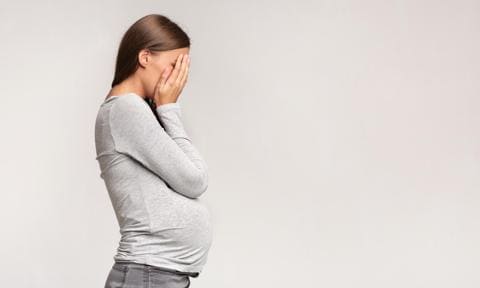 Mujer embarazada con depresión perinatal