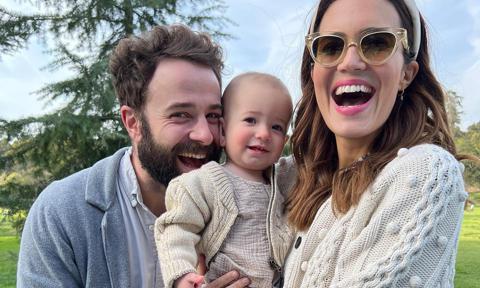 Mandy Moore con su marido y su hijo en una fotografía de Instagram.