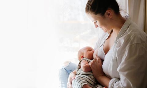 Madre con bebé en lactancia materna.
