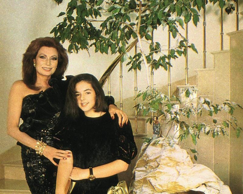 HOLA 2421. Navidad 1990/1991. Rocío Jurado y Rocío Carrasco posando en su casa de La Moraleja.