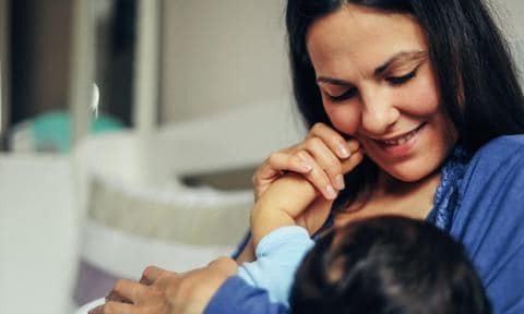 Lactancia materna, por qué los bebés ponen la mano en la boca cuando toman el pecho.