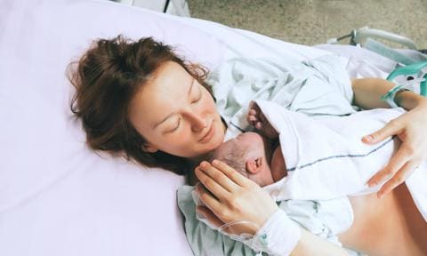 Mujer en el paritorio con su bebé