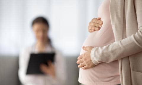 Mujer embarazada en consulta del médico