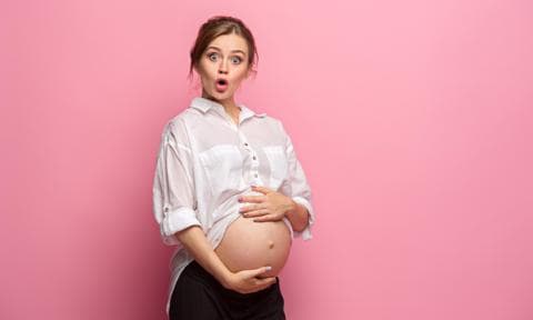 Mujer embarazada con cara de asombro