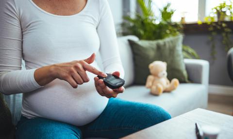 embarazada con diabetes gestacional controlándose la glucemia