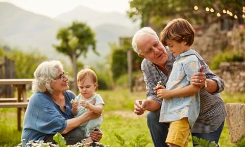 Los extraordinarios beneficios de la relación entre abuelos y nietos