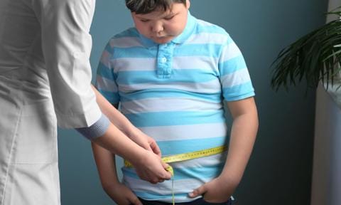 Médico midiendo cintura a niño