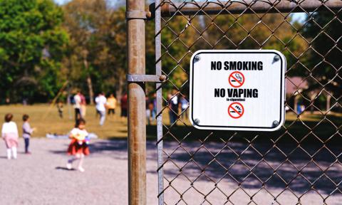 Zona de juegos con prohibición de fumar