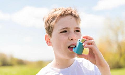 Niño con inhalador para asma