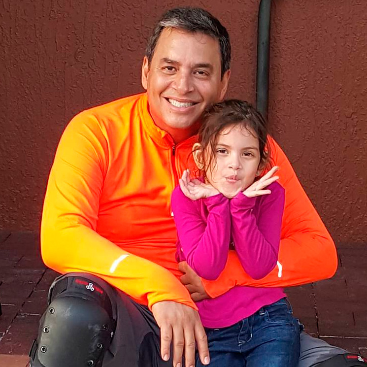 Daniel Sarcos, el más orgulloso por su hija en la alfombra de Premio Lo Nuestro