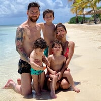 Leo Messi y Antonela Roccuzzo, de escapada familiar en la playa