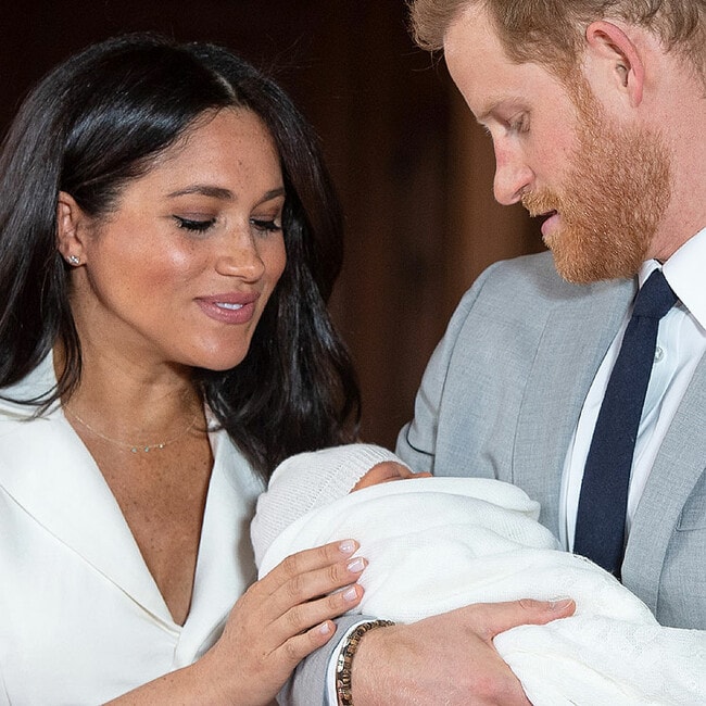 Las adorables fotos del momento en que Meghan Markle y el Príncipe Harry presentaron a su primer bebé