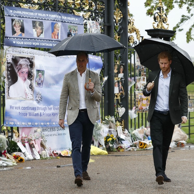 Los príncipes William y Harry honran a su madre, la Princesa Diana, a 22 años de su muerte