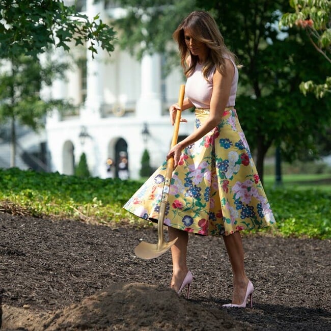 "No sin mis tacones", el costoso 'look' de Melania Trump para hacer jardinería
