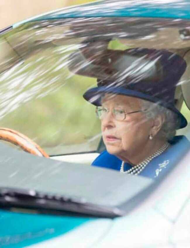 ¡Reina al volante! Isabel II toma las calles de Londres en su Jaguar