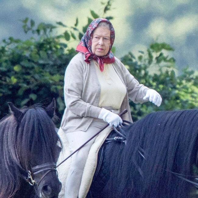 Isabel II, una impactante Reina a caballo aún a los 91 años