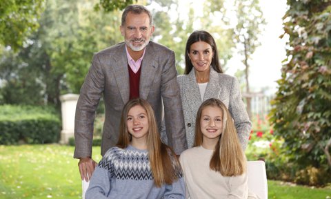 Spanish Princesses’ sisterly love on display in family Christmas card