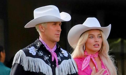Ryan Gosling and Margot Robbie in the set of "Barbie"