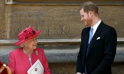 Príncipe Harry y la reina Isabel II