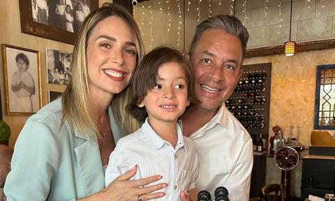 Daniel Sarcos y Alessandra Villegas con su hijo