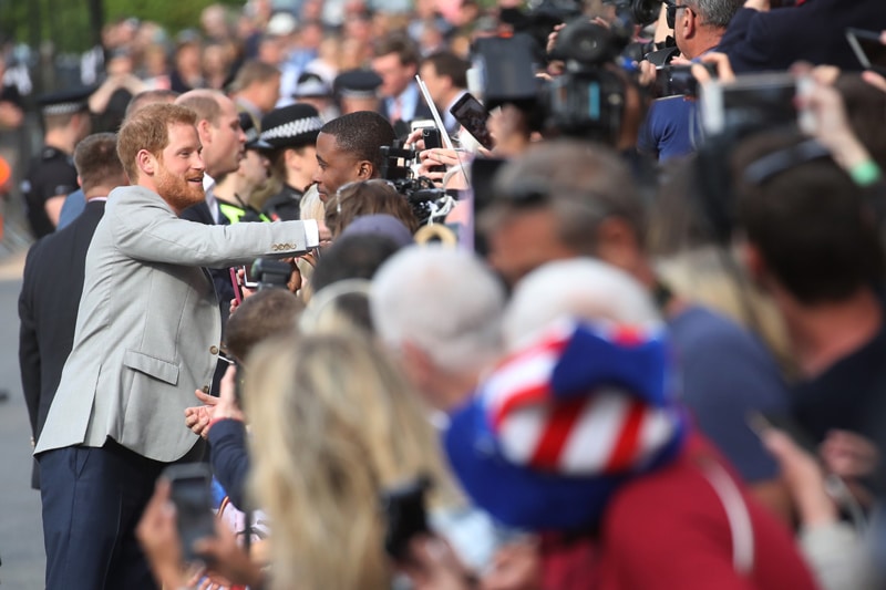 El príncipe Harry se da un baño de multitudes en las horas previas a su gran día con Meghan Markle