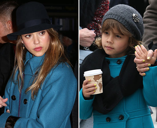 Jessica Alba y su hija, Honor Marie, con un abrigo azul muy parecido