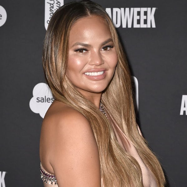 La mascarilla para tener los labios más gruesos existe y Chrissy Teigen la usa