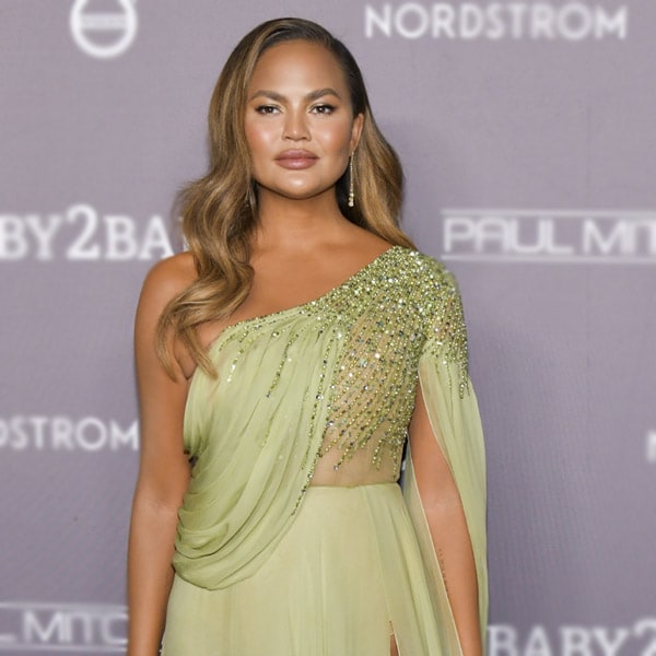 Chrissy Teigen recuerda su época como animadora... ¡y se arrepiente mucho de las cejas que tenía!