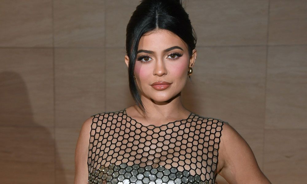 Kylie Jenner con vestido plateado