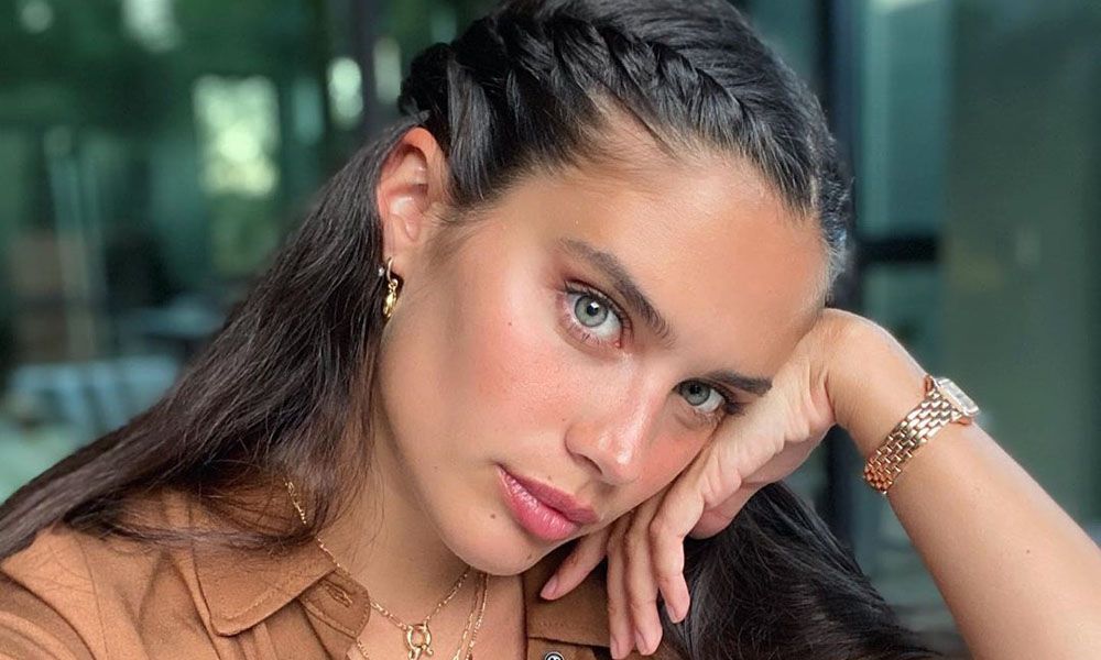 La trenza de Sara Sampaio es la que mejor sienta cuando llevas escote