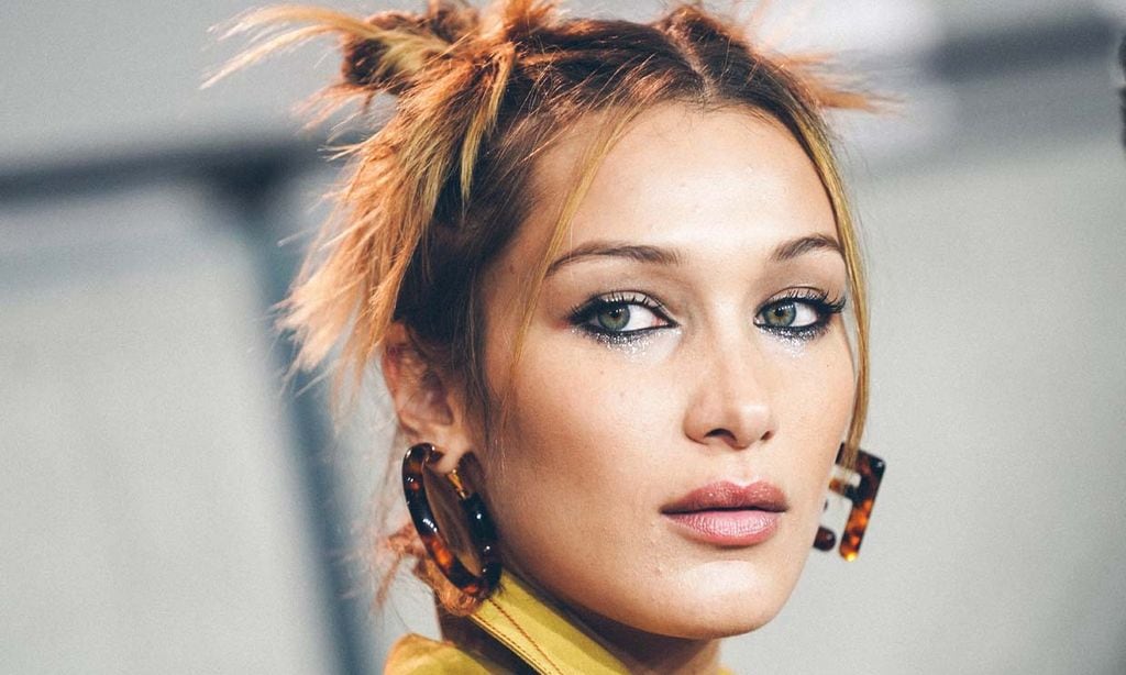 Bella Hadid tampoco se resiste a las mechas rubias que fueron tendencia en los 90