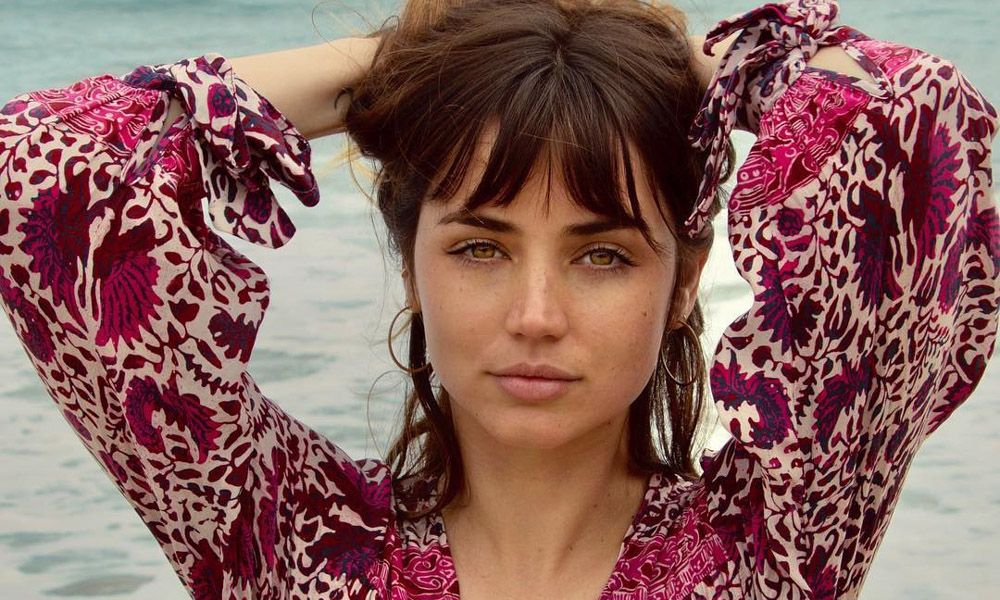 El recogido fácil para pelo corto que copiarás a Ana de Armas