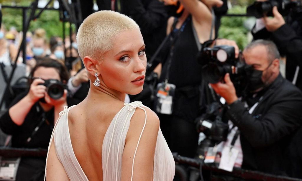 Iris Law presenta en Cannes su nuevo look: pelo rapado y rubio platino