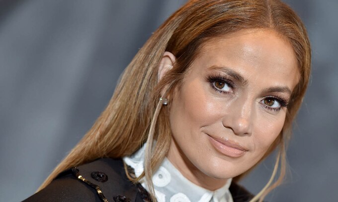 El cambio de look de Jennifer Lopez: un corte 'shag' y las mechas rubias más populares de los 2000
