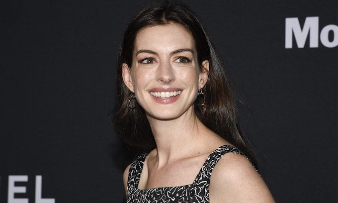 Ni morena ni con su flequillo más icónico: Anne Hathaway sorprende con un nuevo cambio de look