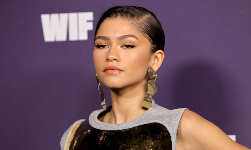 Zendaya posando en la alfombra roja en 2021