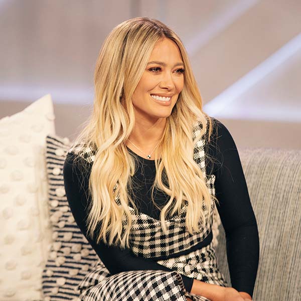 El último look de Hilary Duff genera debate por su increíble parecido con... ¿Jennifer Lopez?