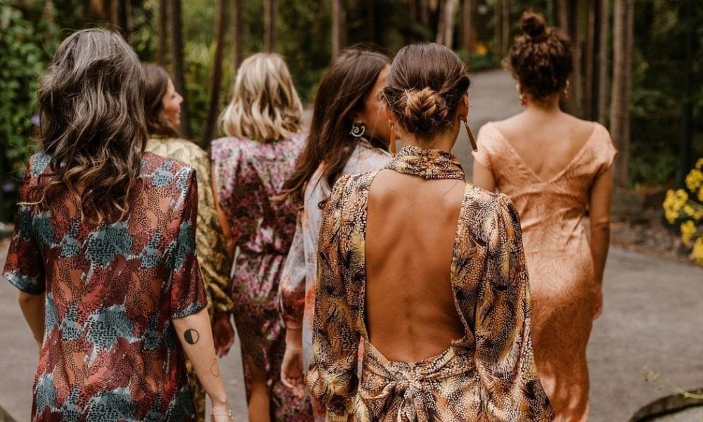 Los 12 peinados de invitada fáciles más bonitos para una boda en verano