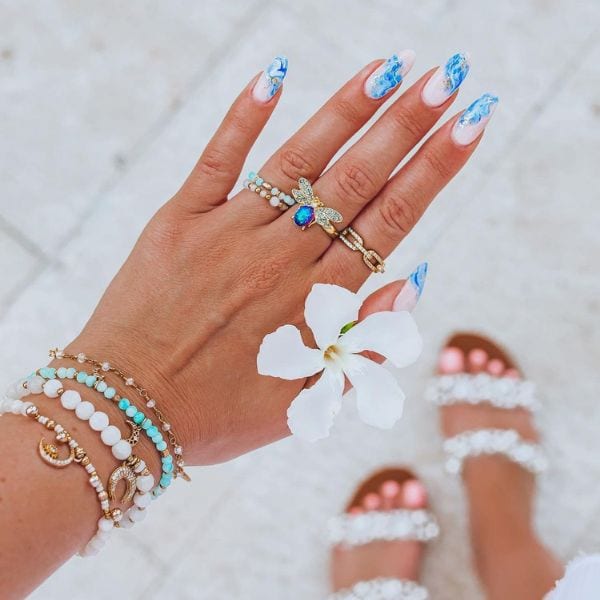 Manicura 'efecto sirena': brillo e inspiración marítima para unas uñas muy veraniegas