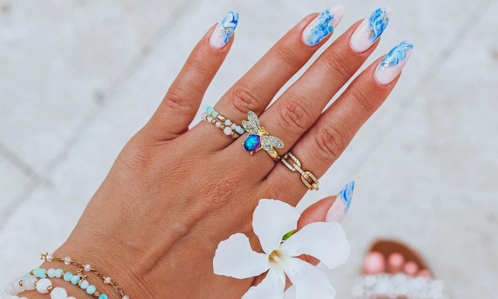 Manicura 'efecto sirena': brillo e inspiración marítima para unas uñas muy veraniegas