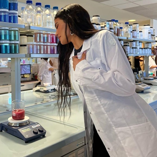 Como nunca antes habíamos visto a Kylie Jenner: ¡con bata blanca y en un laboratorio!