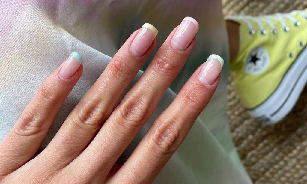 Hazte la manicura francesa multicolor en casa con el truco viral más fácil