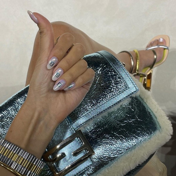 La manicura viral de New York Fashion Week y otros diseños que trasladan la logomanía a tus uñas