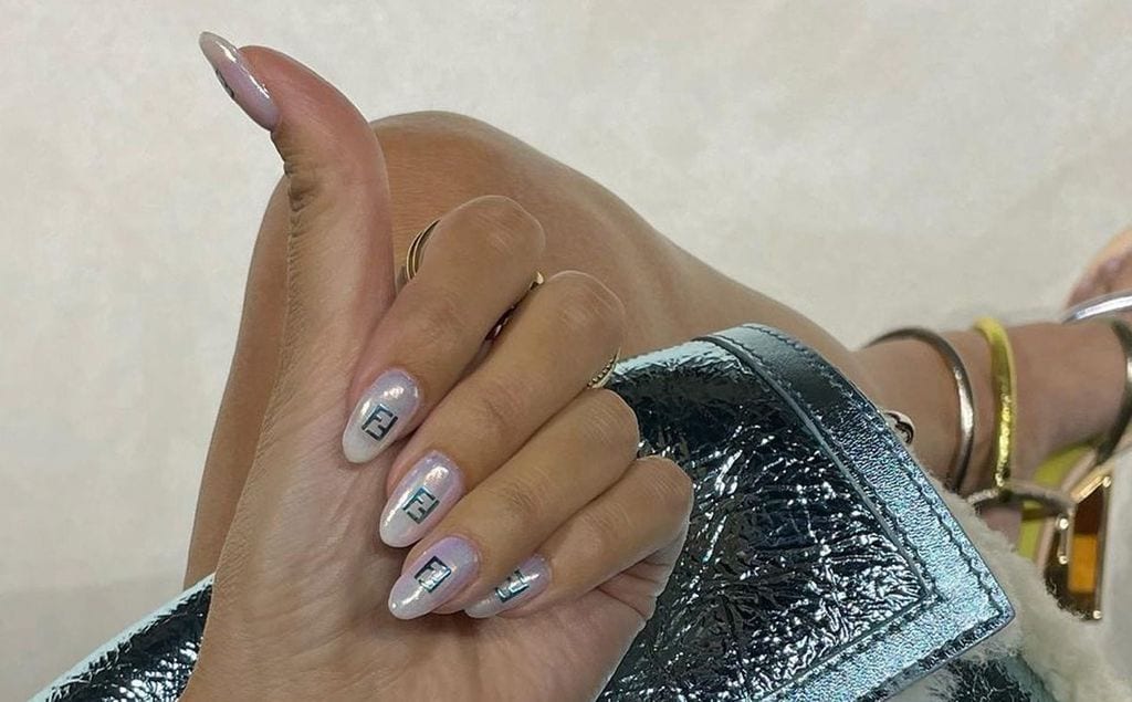 La manicura viral de New York Fashion Week y otros diseños que trasladan la logomanía a tus uñas