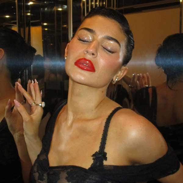 ¿El fin de los labios 'nude'? Gigi Hadid, Rosalía o Kylie Jenner apuestan por el color