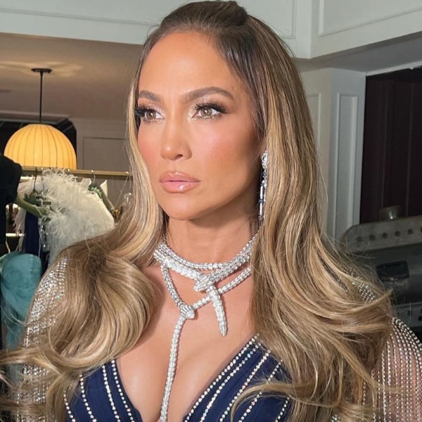 Solo necesitas dos trucos virales para copiar el maquillaje de labios de Jennifer Lopez